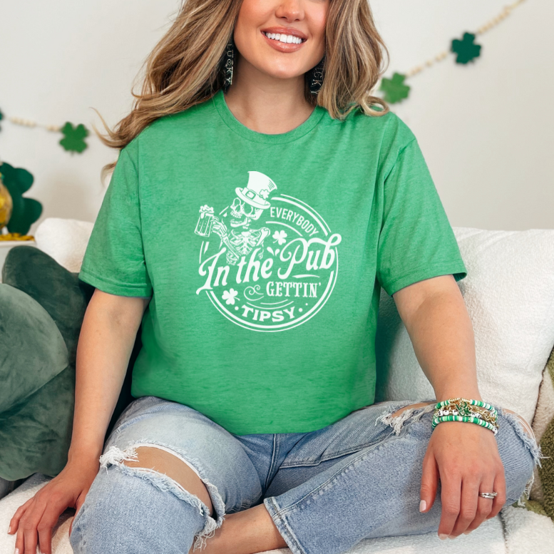 Everybody in the pub gettin' tipsy St. Patrick's Day T-Shirt heather green